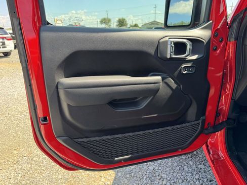 Used 2025 Jeep Wrangler Sport AWD/4WD image 21