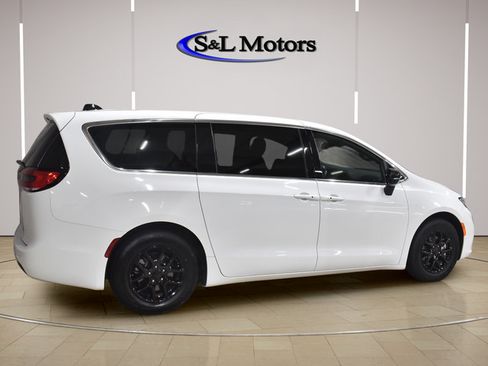 Certified 2025 Chrysler Pacifica Select FWD image 8