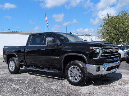 Used 2025 Chevrolet Silverado 2500 LTZ AWD/4WD image 2