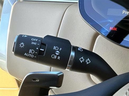 New 2025 Land Rover Range Rover Long Wheelbase SE image 32