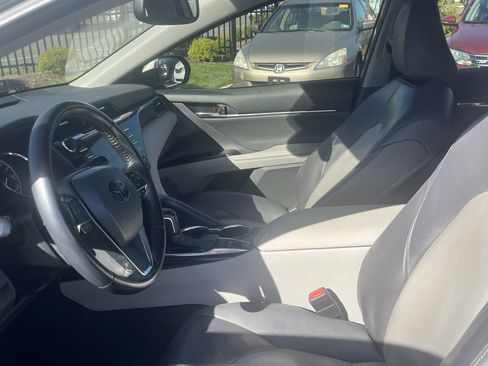 Used 2020 Toyota Camry XLE FWD image 5