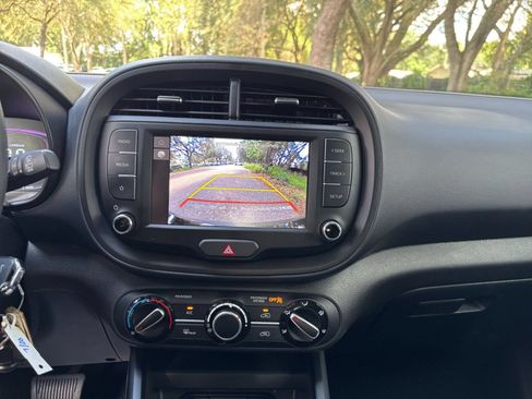 Used 2025 Kia Soul LX w/ LX Technology Package FWD image 17