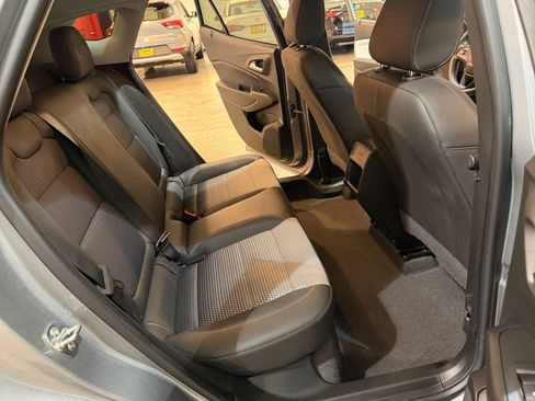 Used 2025 Chevrolet Trax LT FWD image 36