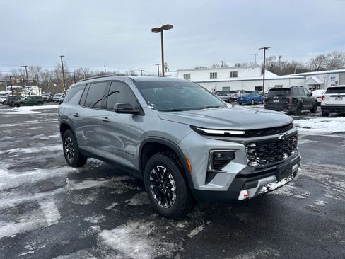 Used 2024 Chevrolet Traverse Z71 w/ Enhanced Driving Package image 3