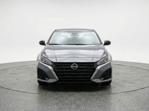 Used 2025 Nissan Altima 2.5 SV FWD image 2