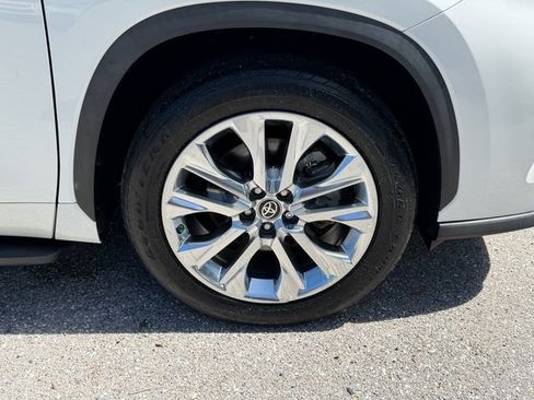 Used 2022 Toyota Highlander Limited FWD image 9