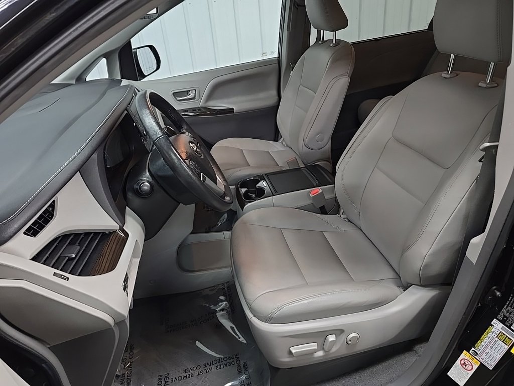 Used 2019 Toyota Sienna XLE w/ XLE Navigation Package FWD image 30