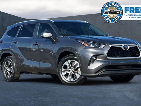 Used 2023 Toyota Highlander XLE image 1