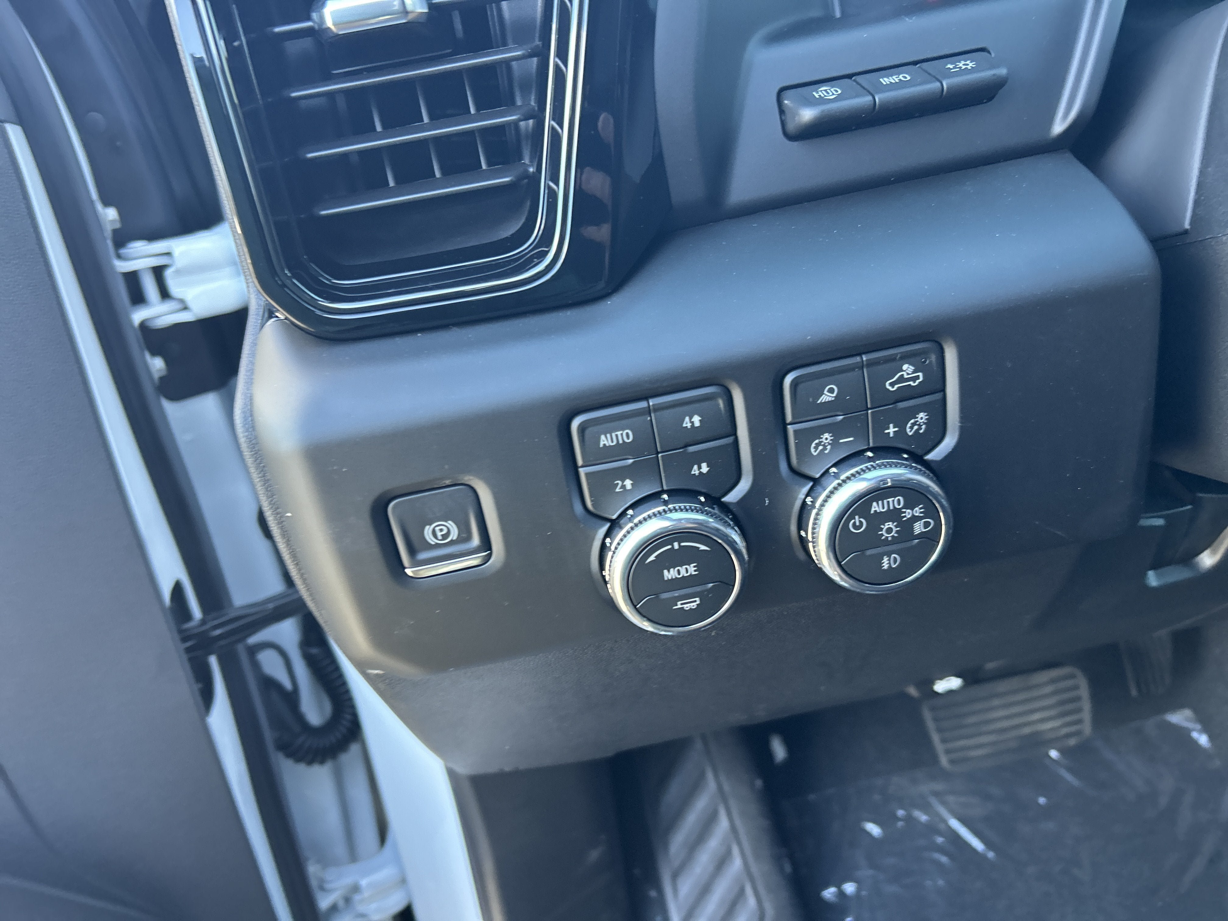 New 2026 GMC Sierra 3500 AT4 w/ AT4 Premium Plus Package AWD/4WD image 28