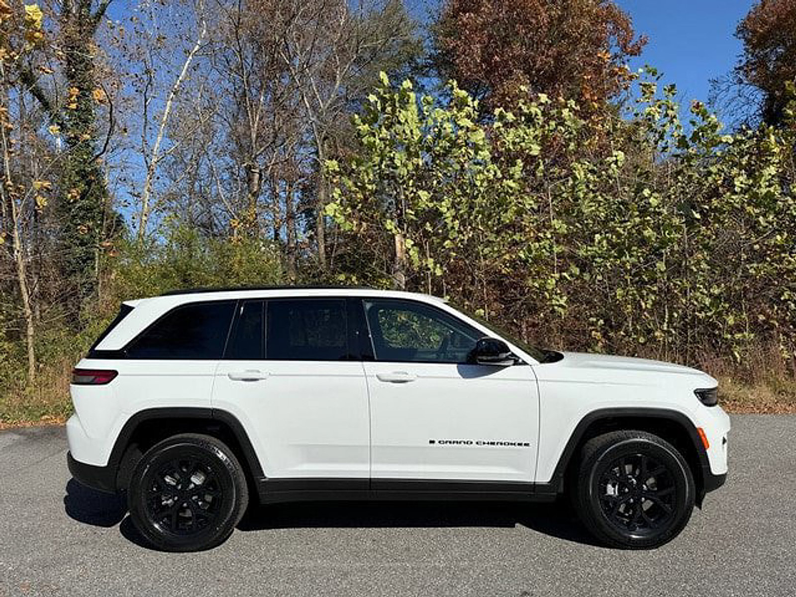 Used 2025 Jeep Grand Cherokee Altitude AWD/4WD image 5