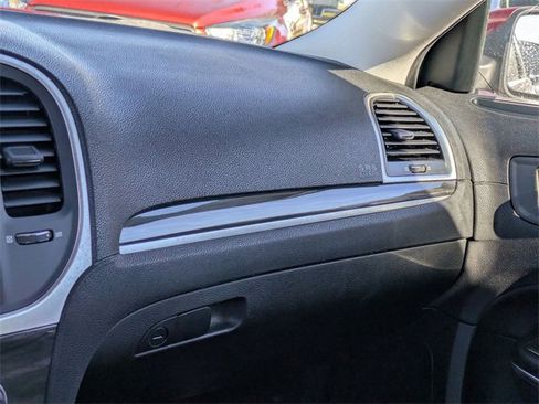 Used 2018 Chrysler 300 Touring w/ Driver Convenience Group image 19