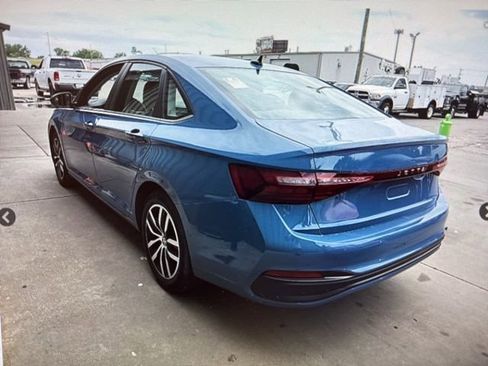 Used 2025 Volkswagen Jetta SE FWD image 3