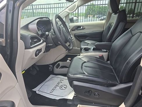 Used 2023 Chrysler Pacifica Touring-L FWD image 3
