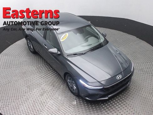 Used 2024 Hyundai Elantra SEL FWD image 3
