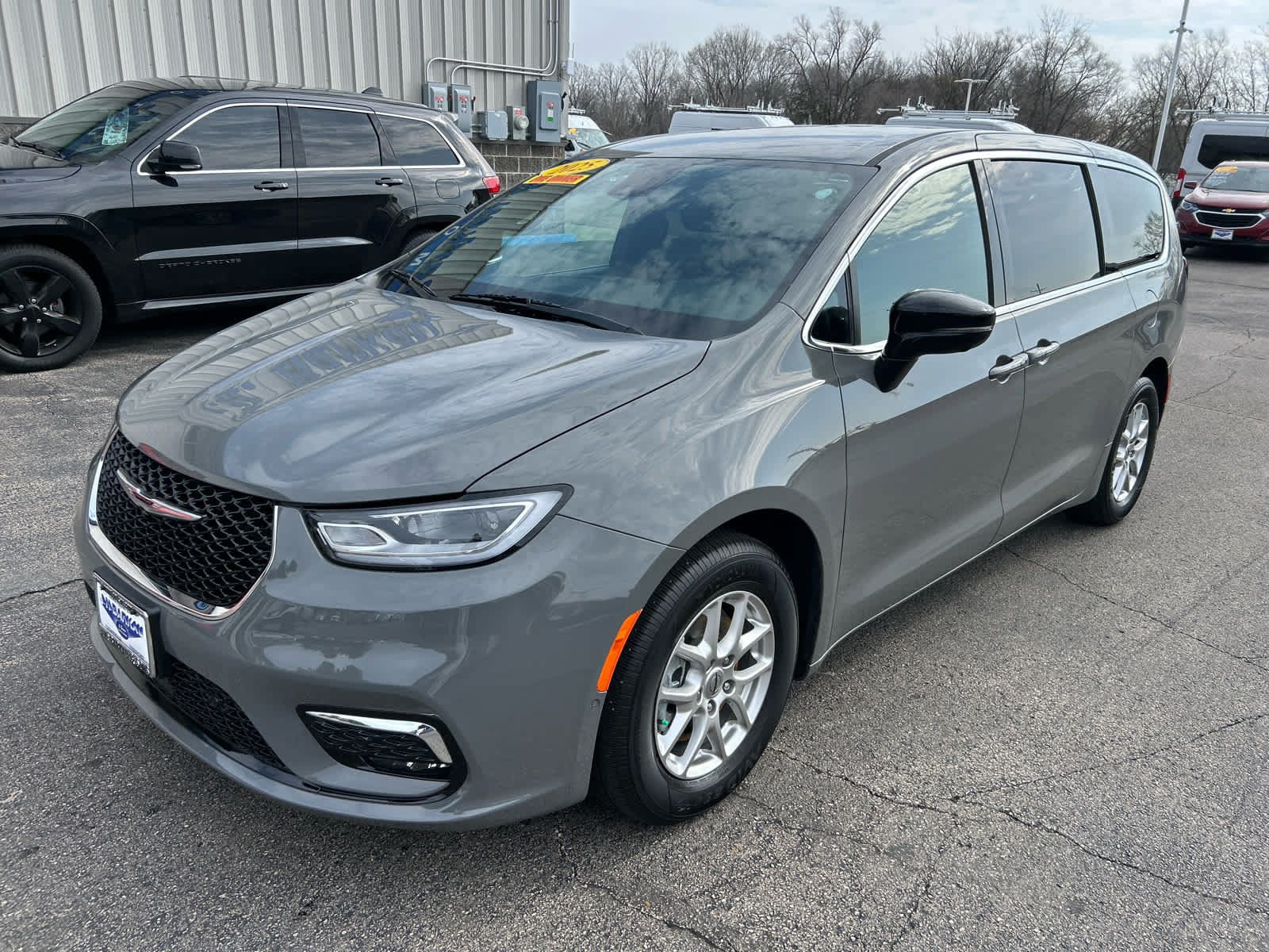 Used 2025 Chrysler Pacifica Select FWD image 7