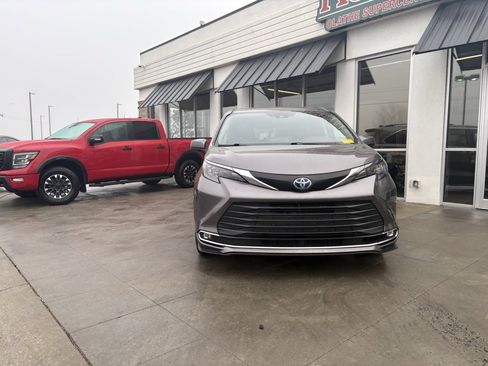 Used 2024 Toyota Sienna XLE image 4