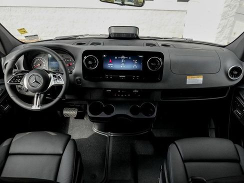 Used 2025 Mercedes-Benz Sprinter 2500 image 19