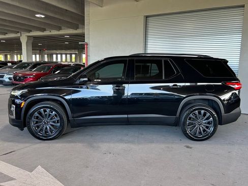 Used 2023 Chevrolet Traverse RS FWD image 2