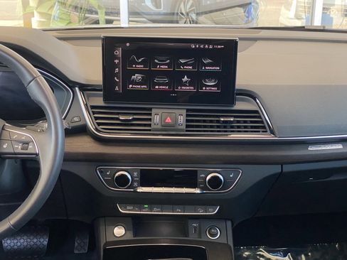 Used 2024 Audi Q5 e Premium w/ Convenience Package image 35