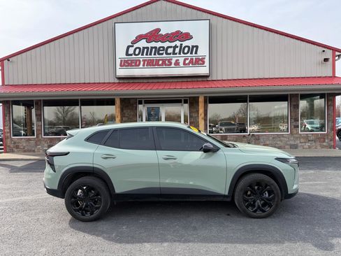 Used 2024 Chevrolet Trax RS image 3