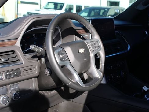 Used 2023 Chevrolet Suburban LT w/ Luxury Package RWD image 33