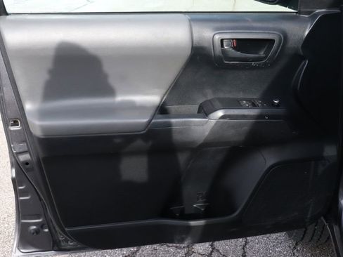 Used 2017 Toyota Tacoma 4x4 Access Cab image 24