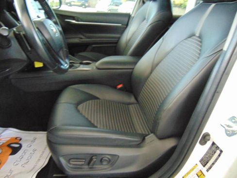 Used 2022 Toyota Camry SE FWD image 6