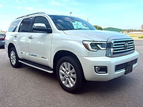 Used 2020 Toyota Sequoia Platinum RWD image 3