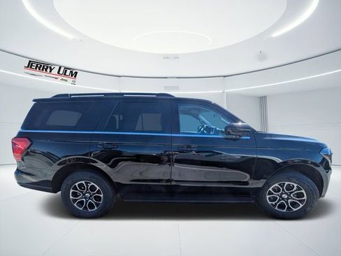 Used 2024 Ford Expedition XLT image 2