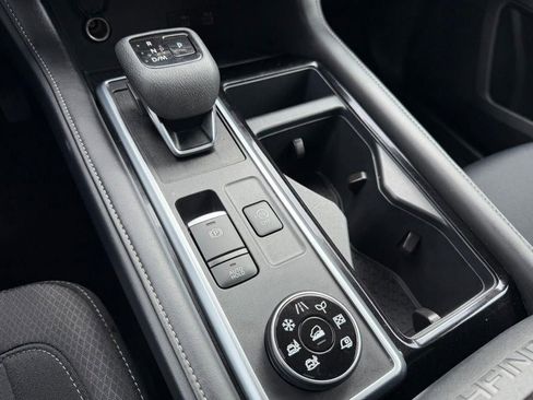 Used 2025 Nissan Pathfinder SV image 22