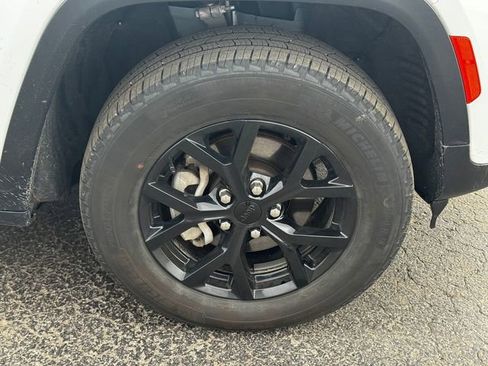 Certified 2025 Jeep Grand Cherokee Altitude image 9