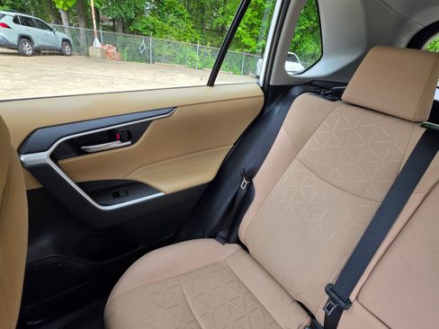 Used 2021 Toyota RAV4 XLE w/ Convenience Package FWD image 18