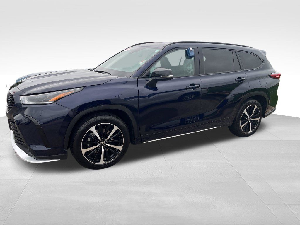 Used 2022 Toyota Highlander XSE AWD/4WD image 2
