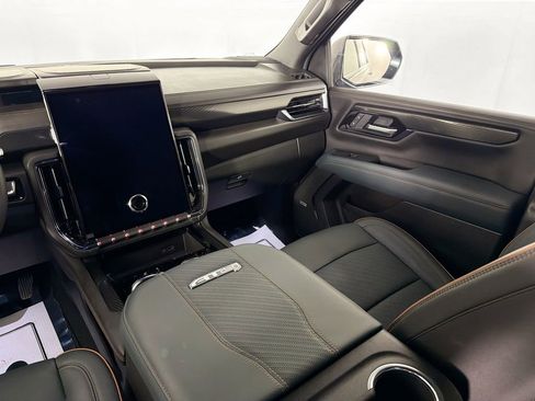 Used 2025 GMC Yukon XL AT4 image 25