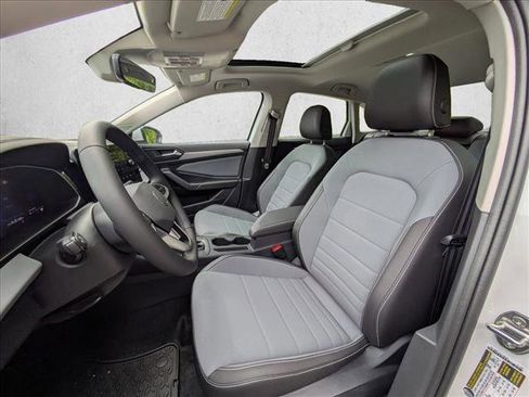 Used 2025 Volkswagen Jetta SE FWD image 10