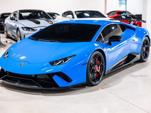 Used 2018 Lamborghini Huracan Performante AWD/4WD image 12