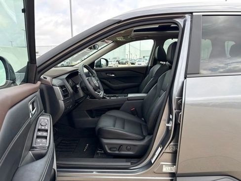 Used 2023 Nissan Rogue SV w/ SV Premium B Package FWD image 16