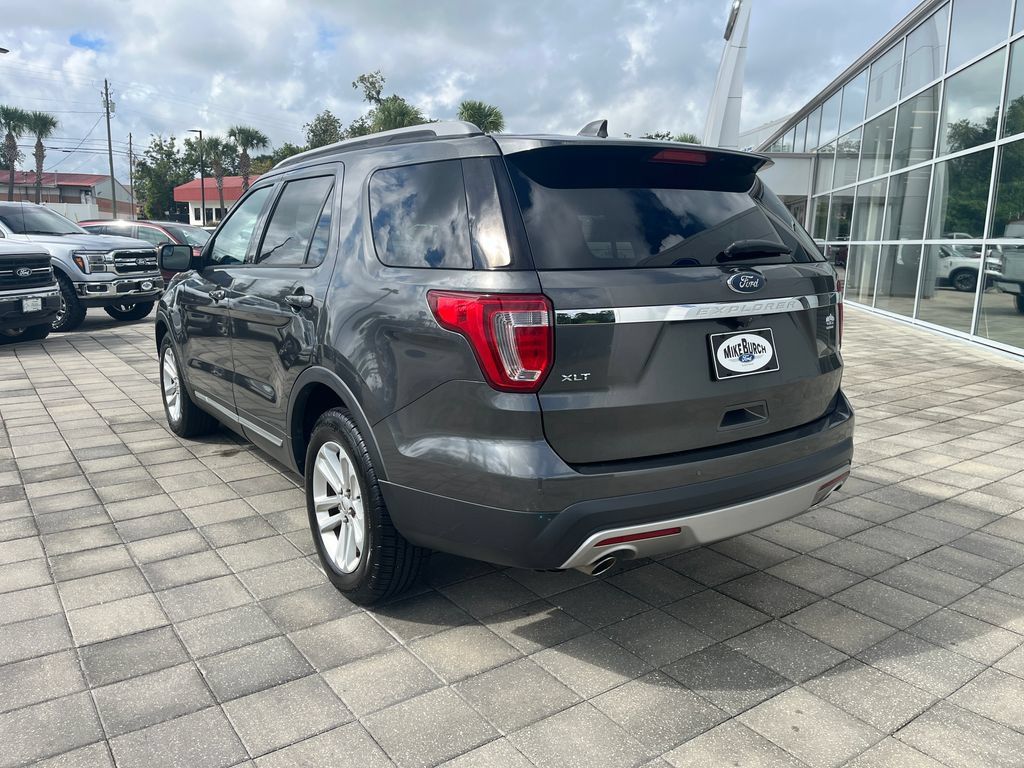 Used 2017 Ford Explorer XLT w/ Equipment Group 202A FWD image 4