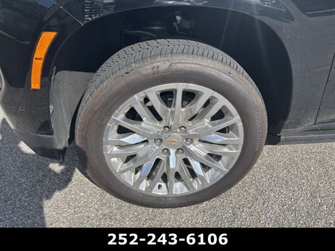 Used 2025 Chevrolet Suburban High Country image 3