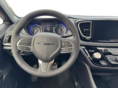 New 2026 Chrysler Pacifica Limited image 9