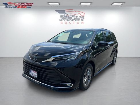 Used 2021 Toyota Sienna XLE w/ XLE Plus Package FWD image 1