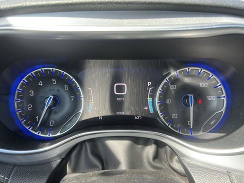 Used 2025 Chrysler Pacifica Limited FWD image 12