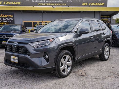 Used 2021 Toyota RAV4 XLE Premium image 9