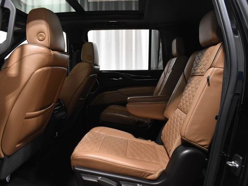 Used 2022 Cadillac Escalade ESV Sport w/ Touring Package AWD/4WD image 4