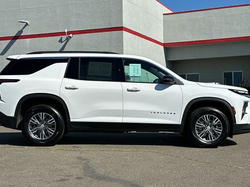 Used 2025 Chevrolet Traverse LT image 6