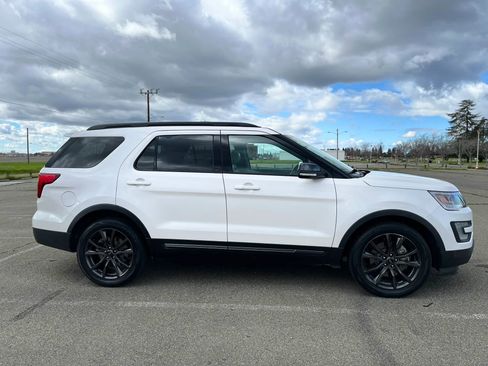 Used 2017 Ford Explorer XLT w/ Equipment Group 202A FWD image 4