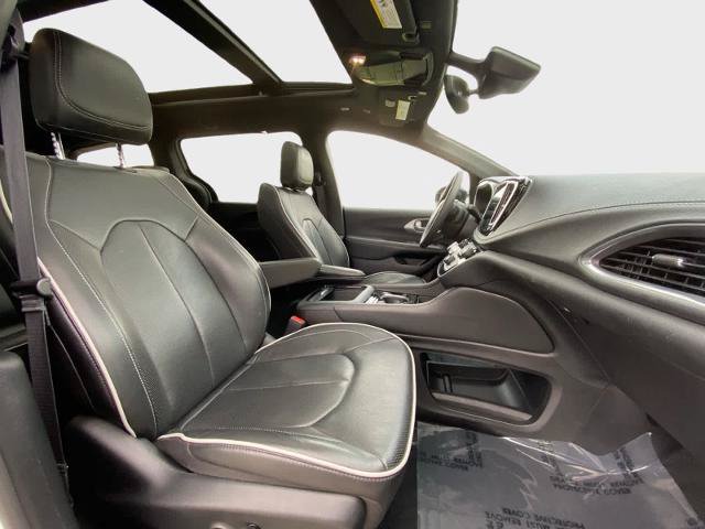 Used 2026 Chrysler Pacifica Limited FWD image 17