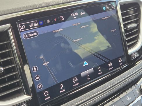 Used 2025 Chrysler Pacifica Limited FWD image 23