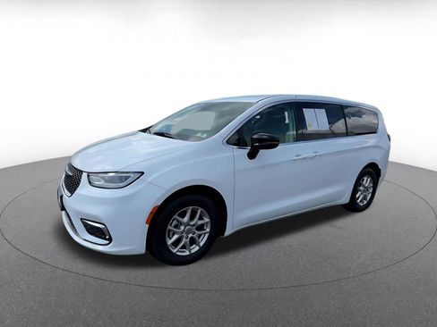 Used 2024 Chrysler Pacifica Touring-L FWD image 6