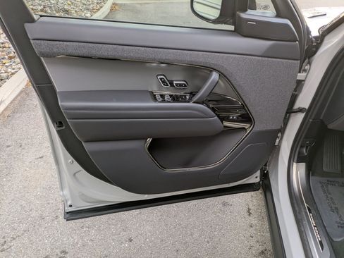 Used 2025 Land Rover Range Rover Sport SE image 14